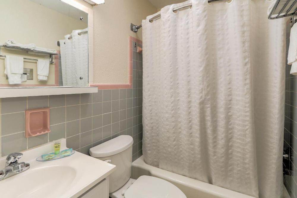 Single Queen Balcony Room interior